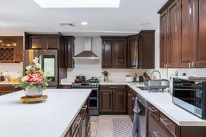 Enchanting Luxury Vacation Home with Prime Location, Office, and Spacious Yard - Image 4