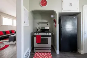 The Ladybug Lounge - Cozy Spacious Home Near Downtown With Parking, 500Mb Wifi & Self Check In - Image 2