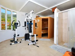Villa in Kastel Luksic Near the Beach - Image 4