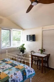 Maldon Cosy Garden Cottage Charming One Room Studio - Image 3