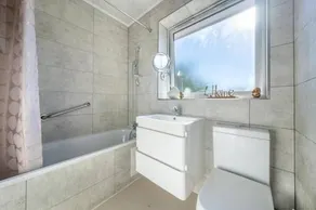 Great Location Cheerful Entire Private 3 Bedroom 2 Bathroom House Sleeps up to 7 & Private Garden - Image 3