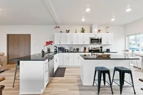 HUGE Fun Trendy Apt by Perry District & Downtown - Image 4