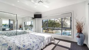 Stunning Canal Home Oh So Close To The Waterfront - Image 3
