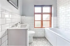 Lovely 2 Bedroom Cottage with Parking - Image 5