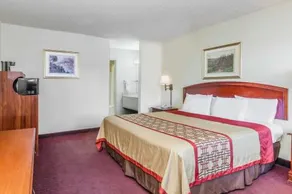Super 8 by Wyndham Bakersfield Central - Image 5