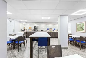 Days Inn & Suites by Wyndham Schaumburg - Image 2