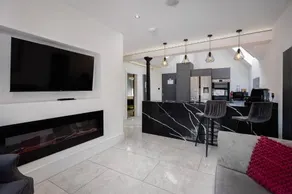 Boutique 2BR On Royal Mile - Freestanding Bathtub - Image 4