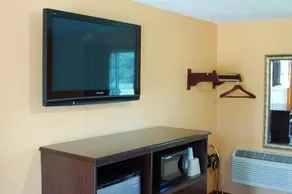Budgetel Inn & Suites Glens Falls - Image 5