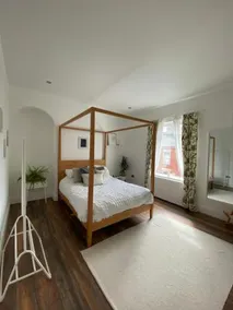 Luxury Spacious Renovated Townhouse - Image 3