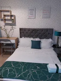 Remarkable 3-bed House in Leeds - Image 2