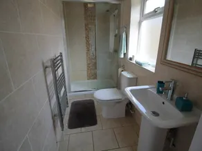 Cardiff Holiday Homes Park Avenue Apartments - Image 4