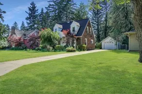 Lovely Bright Lansing Home 3 Bedrooms / 2 Bathrooms - Image 2
