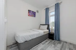 Immaculate 4-bed House in Colchester - Image 3