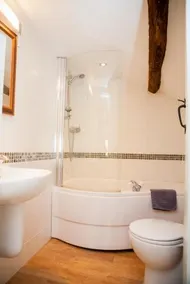 Farmhouse Cottage - Image 4