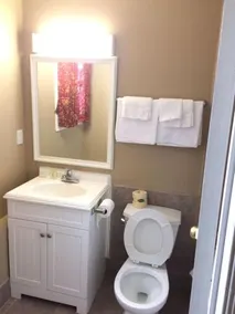 Knights Inn Oshawa - Image 4