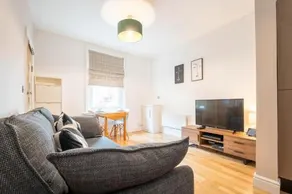 Redhill Garland- 1 bed 1 bath self contained ground floor flat - Image 4