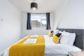 Spacious Modern Home in Sheffield - Image 2