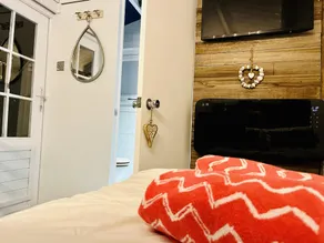 Beautiful Cosy Garden Cabin, 5min Walk to Beach - Image 5