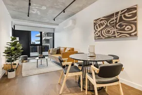 Stay Near Botanic Garden with Gym Sauna & Parking - Image 4