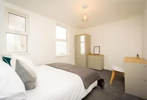 King St Contractor Accommodation 6 bed 6 bath free parking for vans - Image 2
