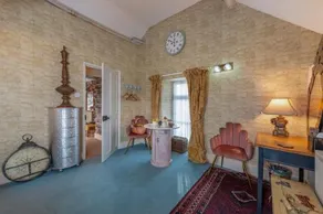 Luxurious, Fabulous, Fun, Contemporary Suite in Retreat Centre - Image 5