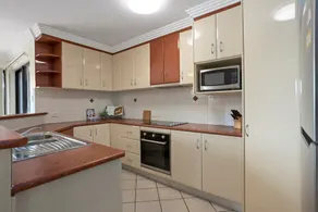 Comfy 2-Bedroom Family Apartment with Free Parking - Image 3