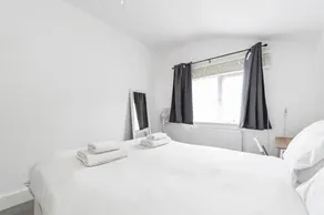Spacious & Chic 3bed House in London - Image 3