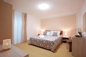 Luxurious Panoramic Lake View Apartment 0 - Image 2