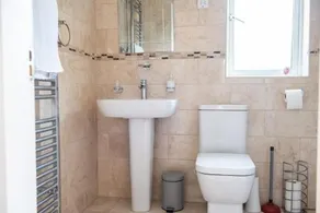 Harmony House- Impeccable 4-Bed in Derby - Image 3