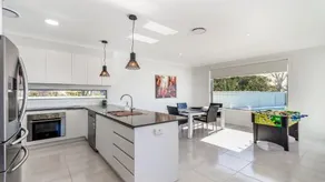 Stunning Canal Home Oh So Close To The Waterfront - Image 3