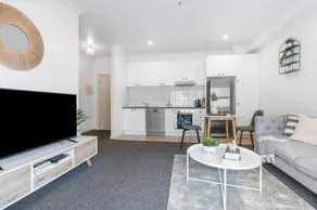 Cozy 1 Bedder in St Kilda with Balcony - Image 5