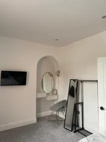 Luxury Spacious Renovated Townhouse - Image 4