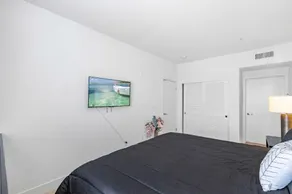 1 Luxury Apartment - Image 5