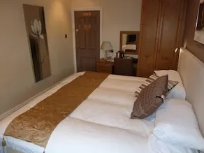 The Queen Hotel - Image 2