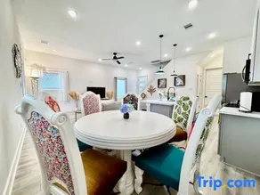 Colorful Dining Experience in Cozy Getaway - Image 5