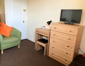 Central Falkirk 3 Bedroom Apartment - Image 2