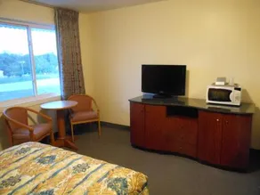 Krystal Penguin Inn - Image 3