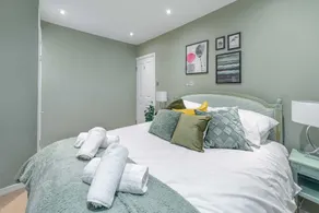 Stylish 2 bed flat with ensuites - Image 4