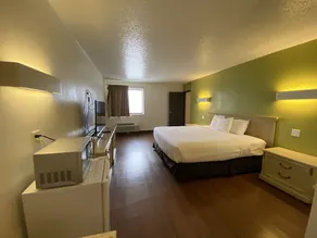Travelodge Cleveland/Willoughby - Image 4
