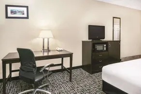 LA QUINTA INN & SUITES BY WYNDHAM SAN ANTONIO THE DOMINION - Image 2