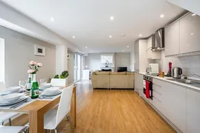 South Woodford 2 Bed En-Suite House - Image 3