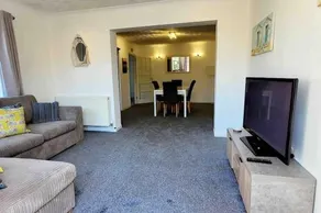 Hot Tub Beach Bungalow - free parking & child friendly - Image 4