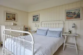 Boho-chic bolthole on the beach - Mariner's Cottage - Image 5