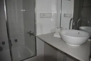 Hyde Park Plaza Furnished Studio - Image 3