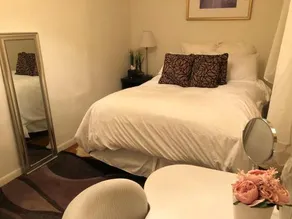 1 Queen Room In A 3 Bedrooms 1 Bathroom House- 10 Mins To Times Square - Image 3