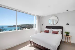 Coastal chic designer apartment - Image 5