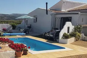 2-bed Villa Sleeps 5 - Private Pool & Free Parking - Image 4