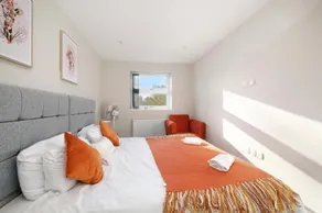 Crown Place 2 & 3 Bedroom Luxury Apts - Image 2