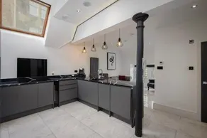 Boutique 2BR On Royal Mile - Freestanding Bathtub - Image 3