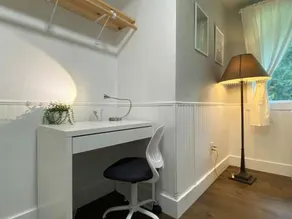 Cozy and Quiet Family Home in Park Setting Near PDX - Image 3